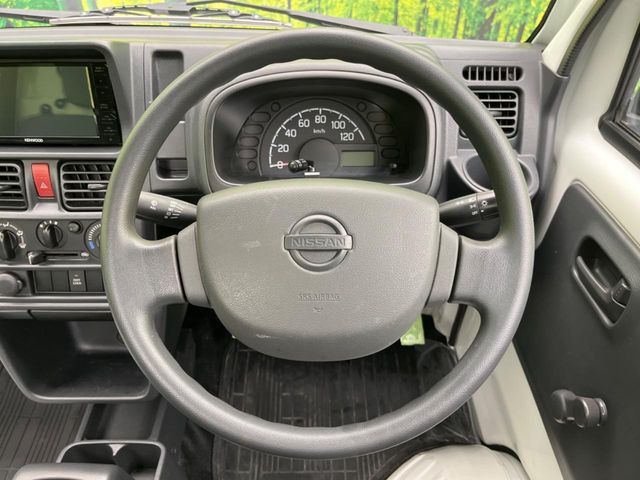 �C���e���A�ɍ��킹���f�U�C���̃X�e�A�����O�́A�^�]�������̂��Ƃ��l���A�^�]���₷���`��A�傫���ł��B�����x�A���ۂɐG���Ă��m���߂��������B