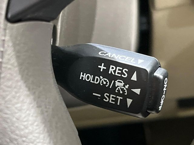 【レーダークルーズコントロール】高速道路での長距離走行が楽に!!自動で速度を保つクルーズコントロールが、衝突軽減システムと連携し、前方の車両を感知して車間を保つように速度調節してくれます!!