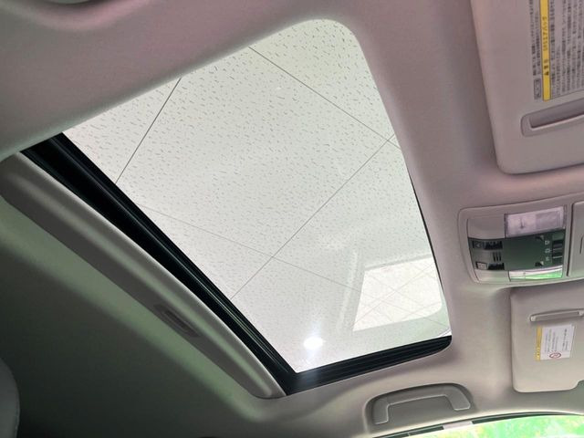 【サンルーフ】開放感たっぷりの希少装備、サンルーフが装着されています!車内に明かりを取り入れたり景色を楽しむ以外にも、車内の空気も簡単に換気できて快適です!