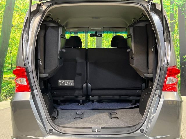 ���i�̂���������ʋ΁A���}���ɏ\���ȉ׎��X�y�[�X���m�ۂ��Ă���܂��B�Z�J���h�V�[�g��|���ƁA�傫�ȉו��̐ύڂ��\�ł���