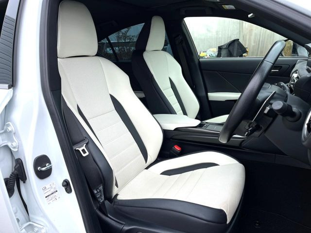 【合皮レザーシート】汚れのふき取りが容易でメンテナンスもが簡単な、機能性に優れる合成皮革を採用した上質なシートです。座り心地もよく、高級感あふれる心地良い車内空間を演出してくれます。