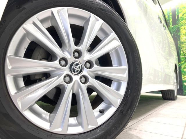 【純正18インチアルミホイール】外観にマッチした純正アルミホイールを装着しております。各種社外アルミホイールや、スタッドレスタイヤも取扱いしております。是非ご相談ください♪