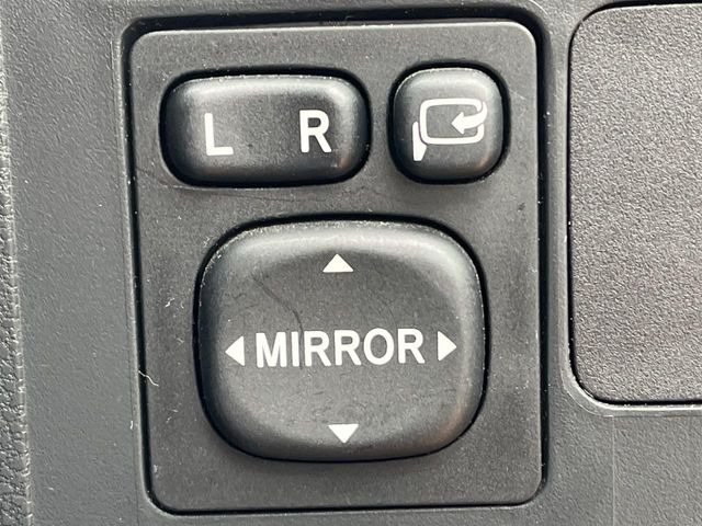 �y�d���i�[�~���[�z�T�C�h�~���[�͓d���i�[���ƂȂ��Ă���A�������ԏ�ł��L�Y�������X�N��}�����܂��B