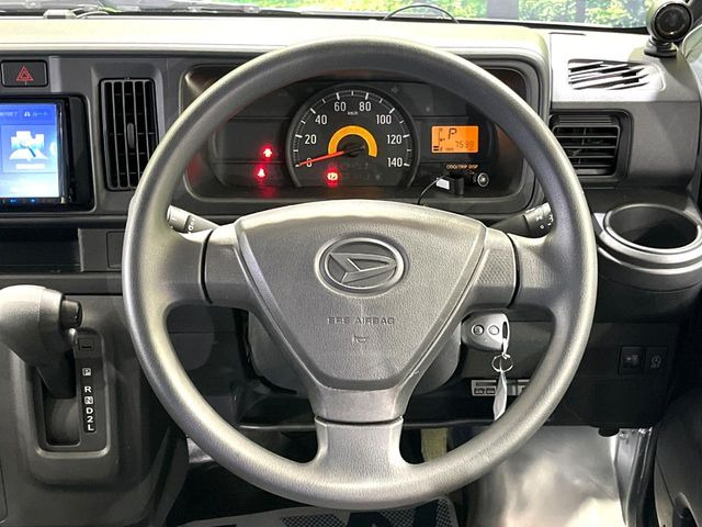 �C���e���A�ɍ��킹���f�U�C���̃X�e�A�����O�́A�^�]�������̂��Ƃ��l���A�^�]���₷���`��A�傫���ł��B�����x�A���ۂɐG���Ă��m���߂��������B