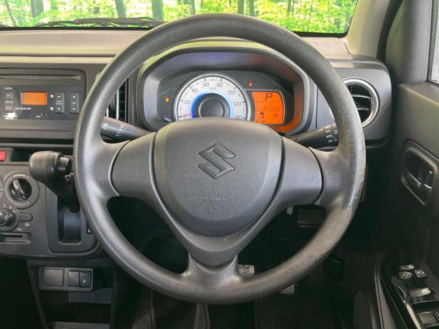 �C���e���A�ɍ��킹���f�U�C���̃X�e�A�����O�́A�^�]�������̂��Ƃ��l���A�^�]���₷���`��A�傫���ł��B�����x�A���ۂɐG���Ă��m���߂��������B