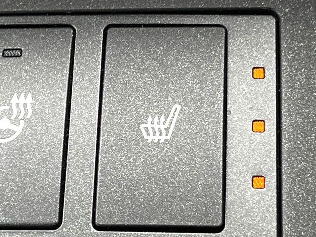 【シートヒーター】寒い日に重宝するシートヒーター!エアコンより早く温まってくれるので寒がりの人も安心ですね♪エアコンの温風は乾燥するから苦手、という方にもをおすすめです。