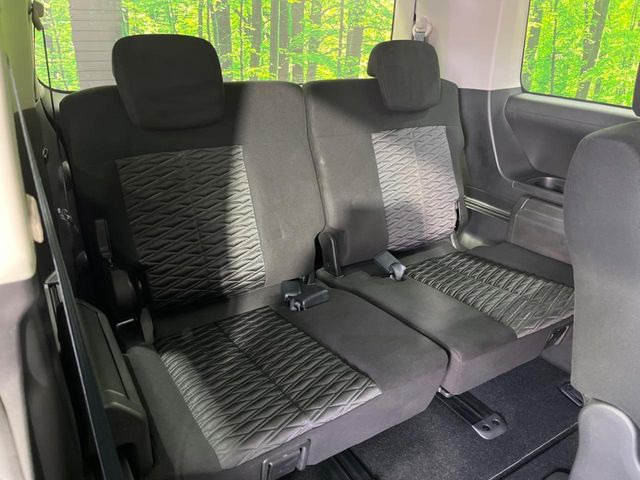 3列目シートはもちろん状態良好☆大人でもゆったりと座って頂けますので、大人数でのお出かけもラクラクです♪ご家族で、気の知れた仲間で、ドライブに行くのが楽しみですね♪
