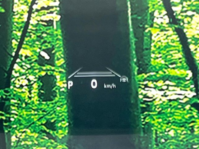 【カラーヘッドアップディスプレイ】現在の速度や走行情報をデジタル表示で運転席前方のガラスに投影!カラー付きで視認性も高く、運転中目線をずらさず必要な情報を確認できるのでとっても便利で安心!