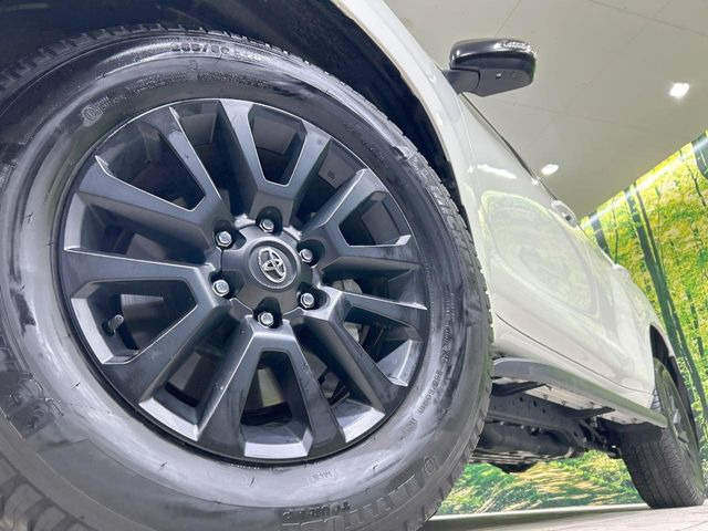 【純正18インチアルミホイール】外観にマッチした純正アルミホイールを装着しております。各種社外アルミホイールや、スタッドレスタイヤも取扱いしております。是非ご相談ください♪