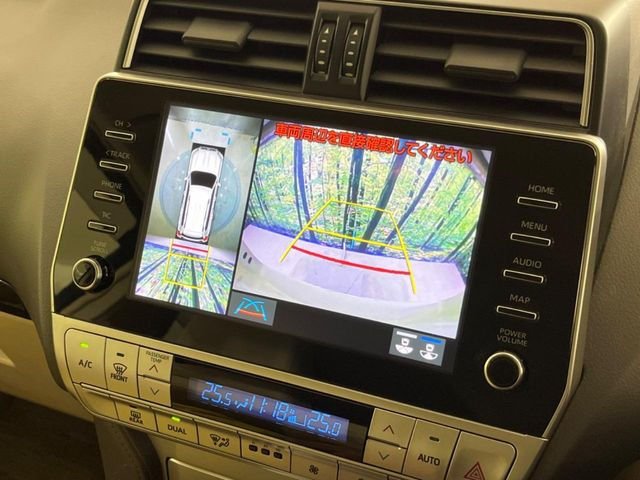 【パノラミックビューモニター】専用のカメラにより、上から見下ろしたような視点で360度クルマの周囲を確認することができます☆死角部分も確認しやすく、狭い場所での切り返しや駐車もスムーズに行えます。