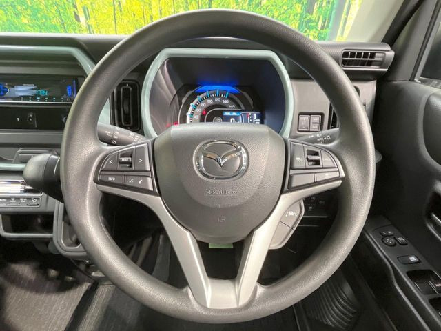 �C���e���A�ɍ��킹���f�U�C���̃X�e�A�����O�́A�^�]�������̂��Ƃ��l���A�^�]���₷���`��A�傫���ł��B�����x�A���ۂɐG���Ă��m���߂��������B