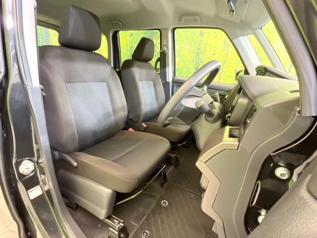 運転席シート廻りは使用感も少なく、良好な状態となっています。丁寧に使われていたことがよくわかりますね。