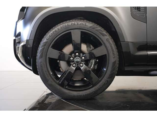 ���ʑ����Ƃ���22�C���`�X�^�C��5098(�O���X�u���b�N�t�B�j�b�V��)�z�C�[���𑕔����Ă���A�O���Ƃ̓��ꊴ������܂��B�C�M���X�Ԃ炵���a�m�I�Ȏd�オ��ƂȂ��Ă���܂��B