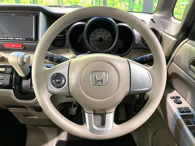 �C���e���A�ɍ��킹���f�U�C���̃X�e�A�����O�́A�^�]�������̂��Ƃ��l���A�^�]���₷���`��A�傫���ł��B�����x�A���ۂɐG���Ă��m���߂��������B