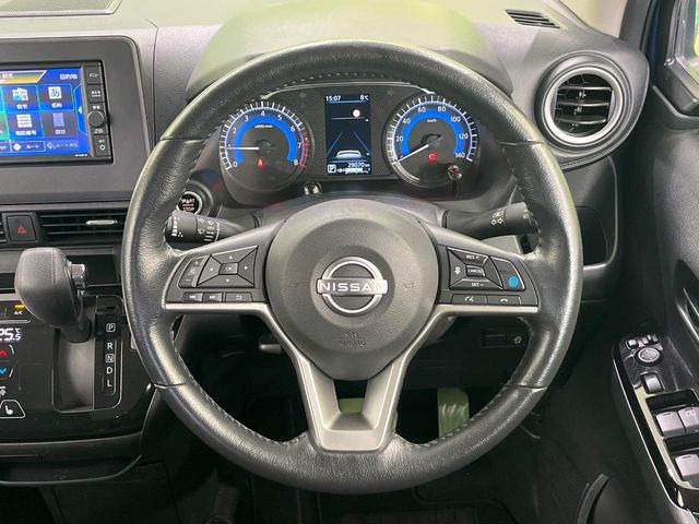 �C���e���A�ɍ��킹���f�U�C���̃X�e�A�����O�́A�^�]�������̂��Ƃ��l���A�^�]���₷���`��A�傫���ł��B�����x�A���ۂɐG���Ă��m���߂��������B