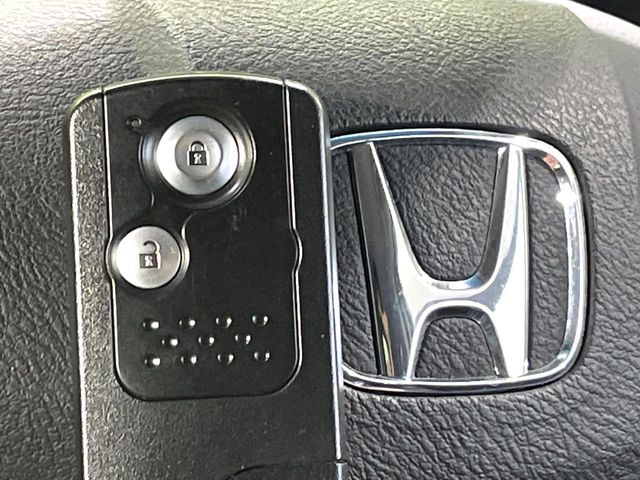 �yHonda�X�}�[�g�L�[�z�J�o����|�P�b�g�ɓ��ꂽ�܂܂ł��h�A�̎{���E�������\�ȃX�}�[�g�L�[�𑕔��B�G���W���̃I���E�I�t�����J�M�����o���K�v����������Ƃ��Ă��֗��ł���