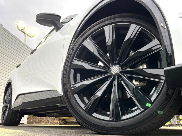 �y����21�C���`�A���~�z�C�[���z�O�ςɃ}�b�`���������A���~�z�C�[���𑕒����Ă���܂��B�e��ЊO�A���~�z�C�[����A�X�^�b�h���X�^�C�����戵�����Ă���܂��B���񂲑��k����������