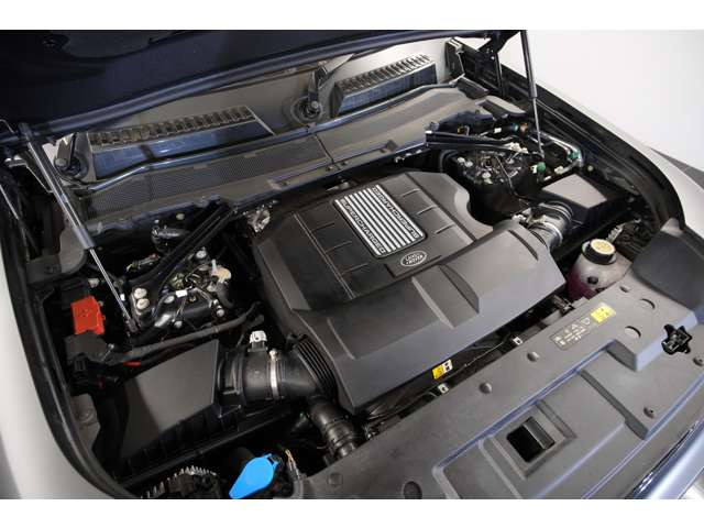 ���Ԍ��蓱����5.0���b�^�[V8�X�[�p�[�`���[�W�h�G���W���́A�����h���[�o�[���ւ鍂�o�̓p���[�g���C���B525PS�𔭊����A�����鑖�s�󋵂Ō��o�����p�t�H�[�}���X�𐶂ݏo���܂��B