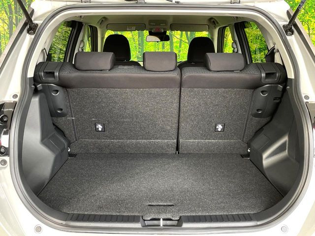 ���i�̂���������ʋ΁A���}���ɏ\���ȉ׎��X�y�[�X���m�ۂ��Ă���܂��B�Z�J���h�V�[�g��|���ƁA�傫�ȉו��̐ύڂ��\�ł���