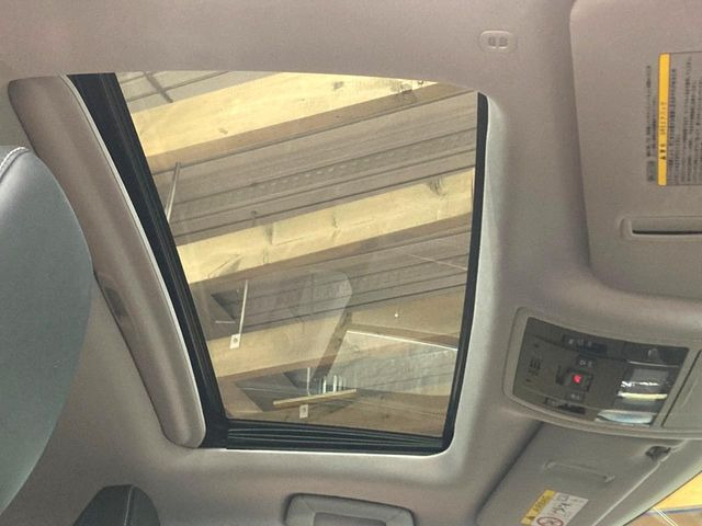 【サンルーフ】開放感たっぷりの希少装備、サンルーフが装着されています!車内に明かりを取り入れたり景色を楽しむ以外にも、車内の空気も簡単に換気できて快適です!
