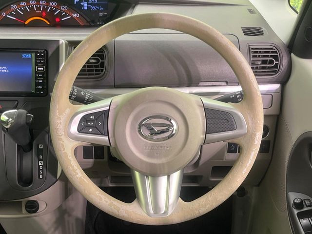 �C���e���A�ɍ��킹���f�U�C���̃X�e�A�����O�́A�^�]�������̂��Ƃ��l���A�^�]���₷���`��A�傫���ł��B�����x�A���ۂɐG���Ă��m���߂��������B