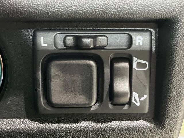 �y�d���i�[�~���[�z�T�C�h�~���[�͓d���i�[���ƂȂ��Ă���A�������ԏ�ł��L�Y�������X�N��}�����܂��B