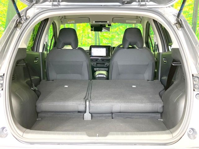 ���i�̂���������ʋ΁A���}���ɏ\���ȉ׎��X�y�[�X���m�ۂ��Ă���܂��B�Z�J���h�V�[�g��|���ƁA�傫�ȉו��̐ύڂ��\�ł���