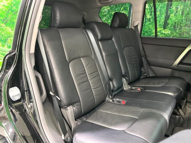 後部座席も気になるようなキズ・汚れやへたり等、大きなダメージはなく、良好な状態です。