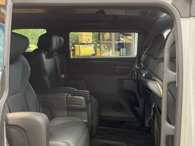 後部座席も気になるようなキズ・汚れやへたり等、大きなダメージはなく、良好な状態です。