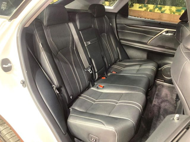 後部座席も気になるようなキズ・汚れやへたり等、大きなダメージはなく、良好な状態です。
