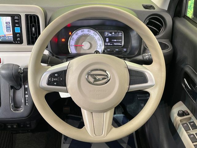 �C���e���A�ɍ��킹���f�U�C���̃X�e�A�����O�́A�^�]�������̂��Ƃ��l���A�^�]���₷���`��A�傫���ł��B�����x�A���ۂɐG���Ă��m���߂��������B