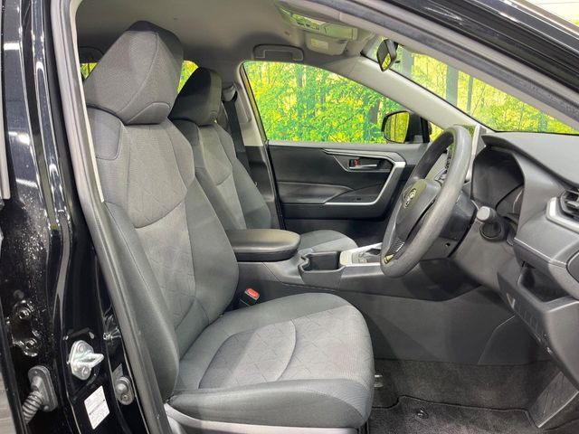 運転席シート廻りは使用感も少なく、良好な状態となっています。前オーナー様が丁寧に使っていたことがよくわかりますね。