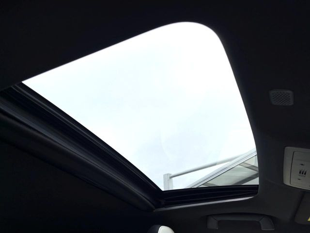 【ムーンルーフ】開放感たっぷりの希少装備、ムーンルーフが装着されています!車内に明かりを取り入れたり景色を楽しむ以外にも、車内の空気も簡単に換気できて快適です!