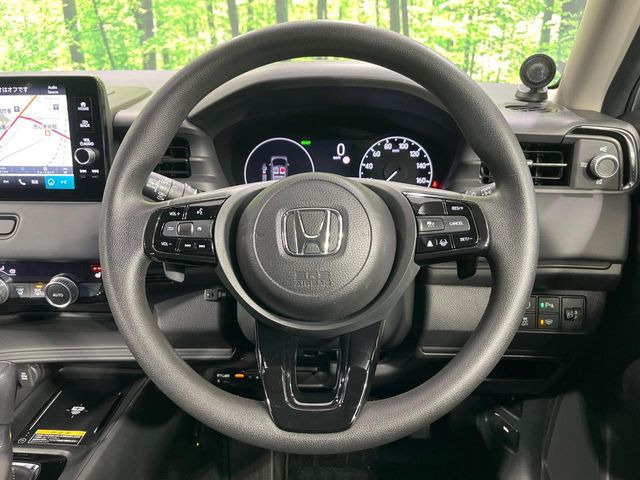 �C���e���A�ɍ��킹���f�U�C���̃X�e�A�����O�́A�^�]�������̂��Ƃ��l���A�^�]���₷���`��A�傫���ł��B�����x�A���ۂɐG���Ă��m���߂��������B