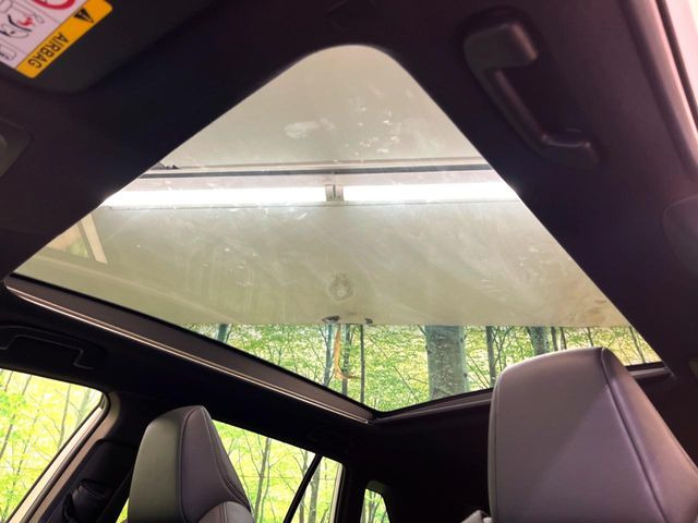 【調光パノラマルーフ】車内の解放感が一気に上がる大型パノラマルーフに調光機能がプラス!日差しが強い時、シェードを閉めなくてもガラスの透明度を調整することで心地よい明るさに♪