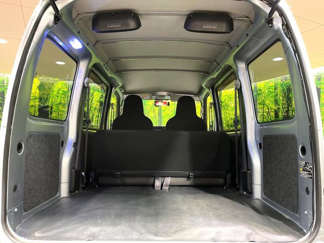 ���i�̂���������ʋ΁A���}���ɏ\���ȉ׎��X�y�[�X���m�ۂ��Ă���܂��B�Z�J���h�V�[�g��|���ƁA�傫�ȉו��̐ύڂ��\�ł���