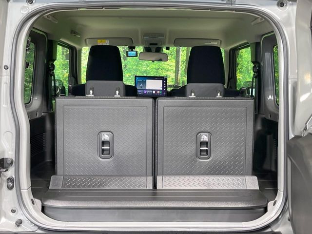 普段のお買い物や通勤、送迎等に十分な荷室スペースを確保しております。セカンドシートを倒すと、大きな荷物の積載も可能です♪