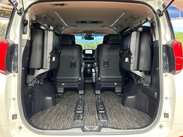 普段のお買い物や通勤、送迎等に十分な荷室スペースを確保しております。セカンドシートを倒すと、大きな荷物の積載も可能です♪