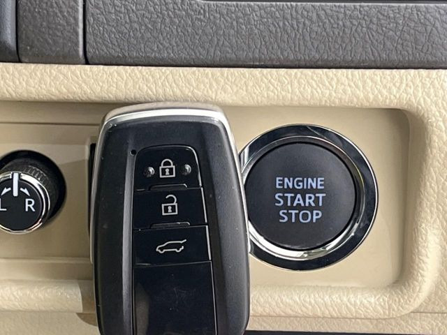 【スマートキー】カバンやポケットに入れたままでもドアの施錠・解錠が可能なスマートキーを装備。エンジンのオン・オフ時もカギを取り出す必要が無いからとっても便利です♪