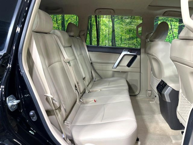 後部座席も気になるようなキズ・汚れやへたり等、大きなダメージはなく、良好な状態です。