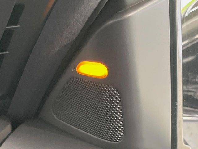 【後方車輛検知】走行中、ドアミラーの死角になりやすい箇所に後続車が接近するとサイドミラー付近に警告を表示、ドライバーに注意喚起をしてくれます。