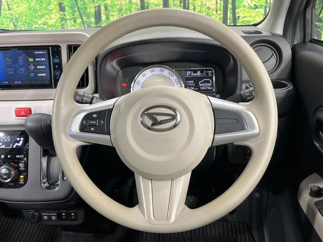 �C���e���A�ɍ��킹���f�U�C���̃X�e�A�����O�́A�^�]�������̂��Ƃ��l���A�^�]���₷���`��A�傫���ł��B�����x�A���ۂɐG���Ă��m���߂��������B