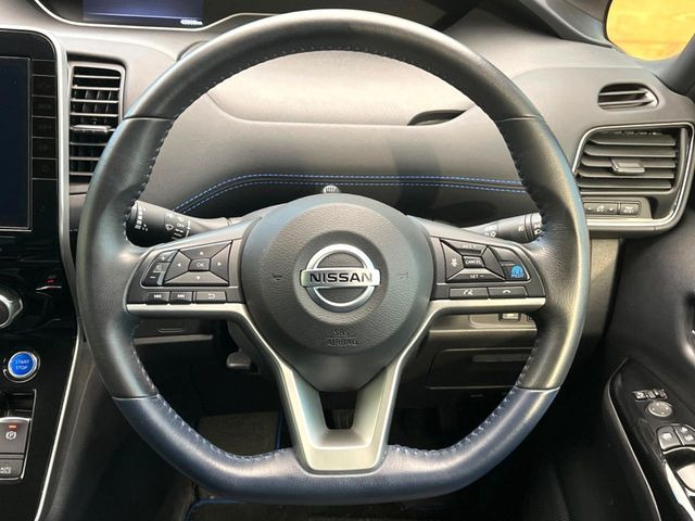 �C���e���A�ɍ��킹���f�U�C���̃X�e�A�����O�́A�^�]�������̂��Ƃ��l���A�^�]���₷���`��A�傫���ł��B�����x�A���ۂɐG���Ă��m���߂��������B