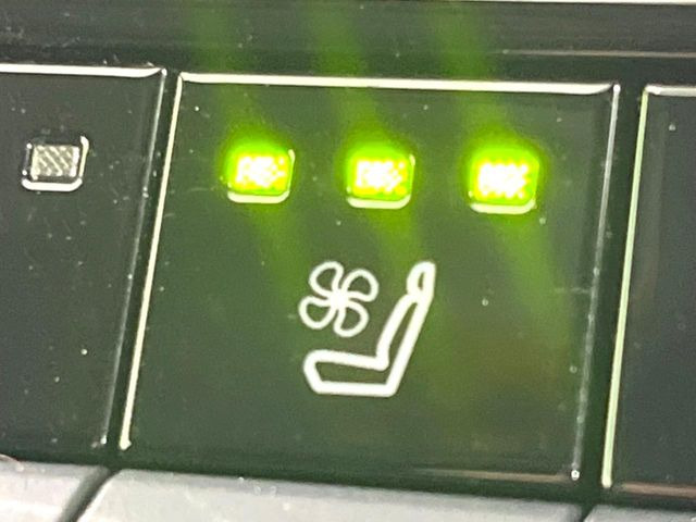 【シートベンチレーション】夏場は涼しい風でお尻や背中の熱やムレを防ぎ、冬はエアコンよりも早く温まってポカポカに!季節を問わず快適に過ごせます。