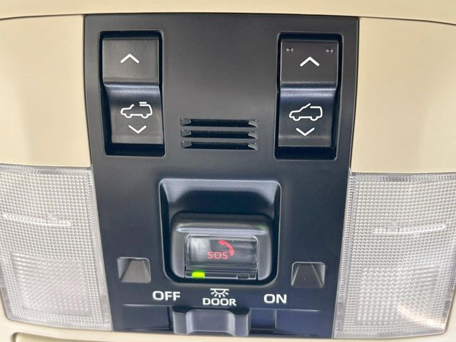 【サンルーフ】開放感たっぷりの希少装備、サンルーフが装着されています!車内に明かりを取り入れたり景色を楽しむ以外にも、車内の空気も簡単に換気できて快適です!