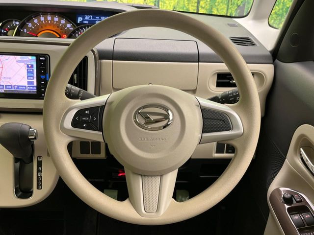 �C���e���A�ɍ��킹���f�U�C���̃X�e�A�����O�́A�^�]�������̂��Ƃ��l���A�^�]���₷���`��A�傫���ł��B�����x�A���ۂɐG���Ă��m���߂��������B