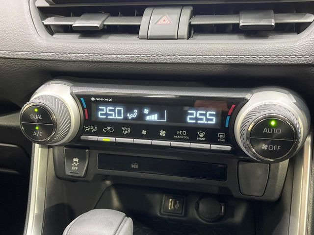 【オートエアコン】一度お好みの温度に設定すれば、車内の温度を検知し風量や温度を自動で調整。暑い&hellip;寒い&hellip;と何度もスイッチ操作をする必要はありません。快適な車内空間には必須の機能ですね♪