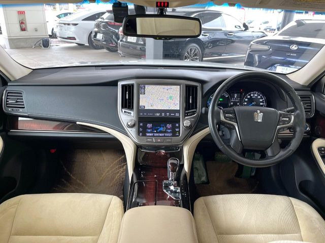 クラウンハイブリッド 2.5 ロイヤルサルーン