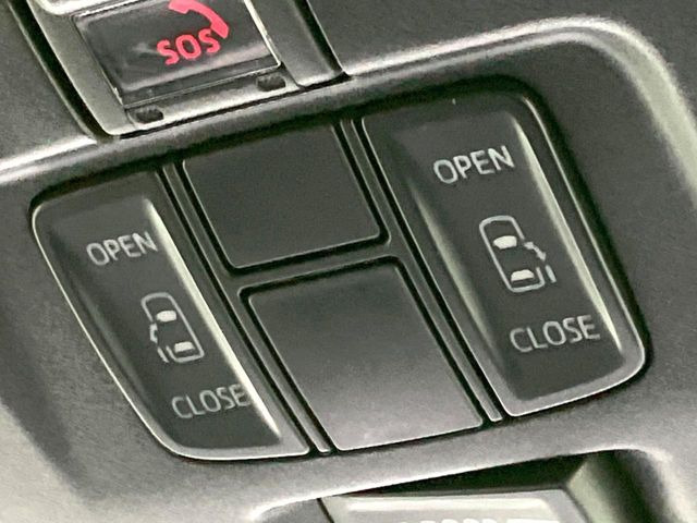 【両側パワースライドドア】スマートキーや運転席のスイッチで後席両側スライドドアの開閉が可能♪電動だから力を入れてドアを開ける必要が無く、小さなお子様でも簡単に開け閉めでき快適です♪