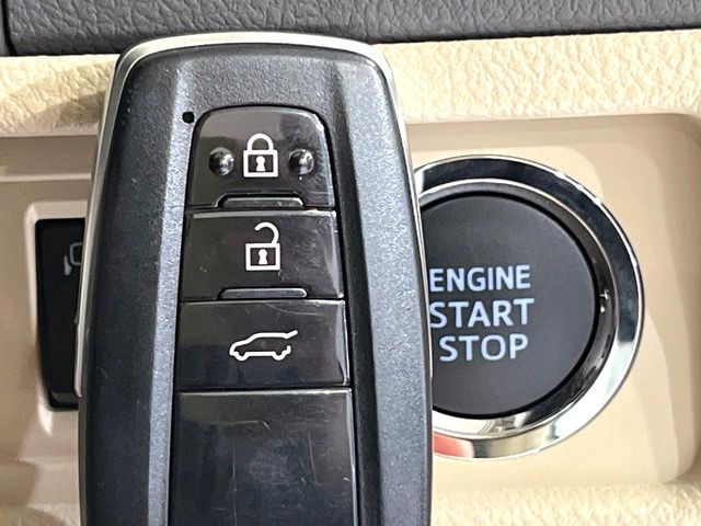 【スマートキー】カバンやポケットに入れたままでもドアの施錠・解錠が可能なスマートキーを装備。エンジンのオン・オフ時もカギを取り出す必要が無いからとっても便利です♪